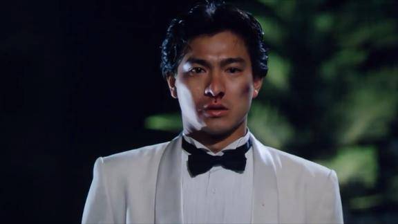 天若有情jojo在教堂前跪地许愿华弟却开着摩托车自己走了