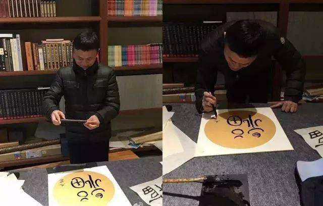 图为 曾梵志与马云合照,可能是第一次画油画,马云笑得非常开心.