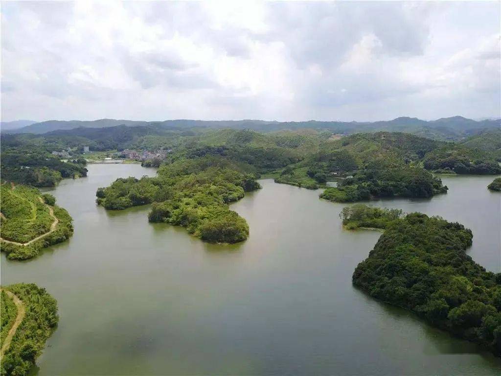 人生行吟王茂平那务是一首山水诗一幅水墨画外一首