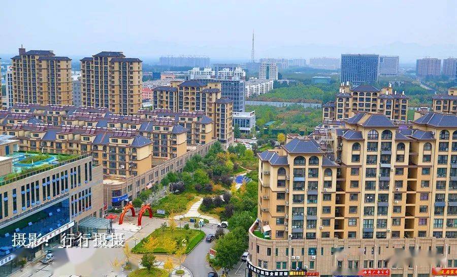 10.15.上午,在泗水县城壹公馆小区高层上拍到的欧洲城小区的秋色情景.