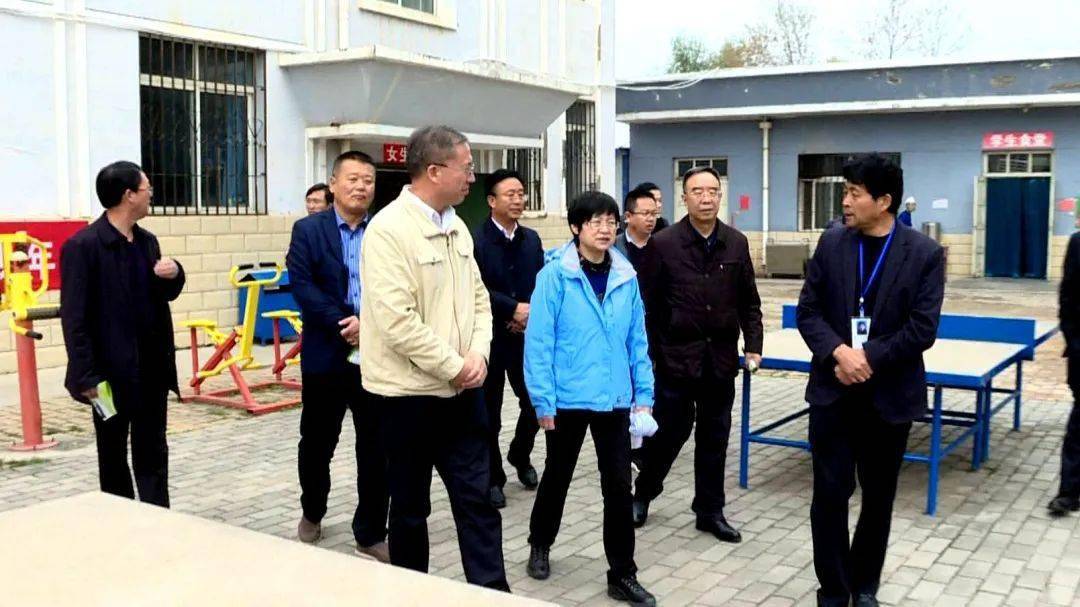 吴明明在市人大常委会副主任王成文,副市长杨晓锋,县委书记石琳的陪同