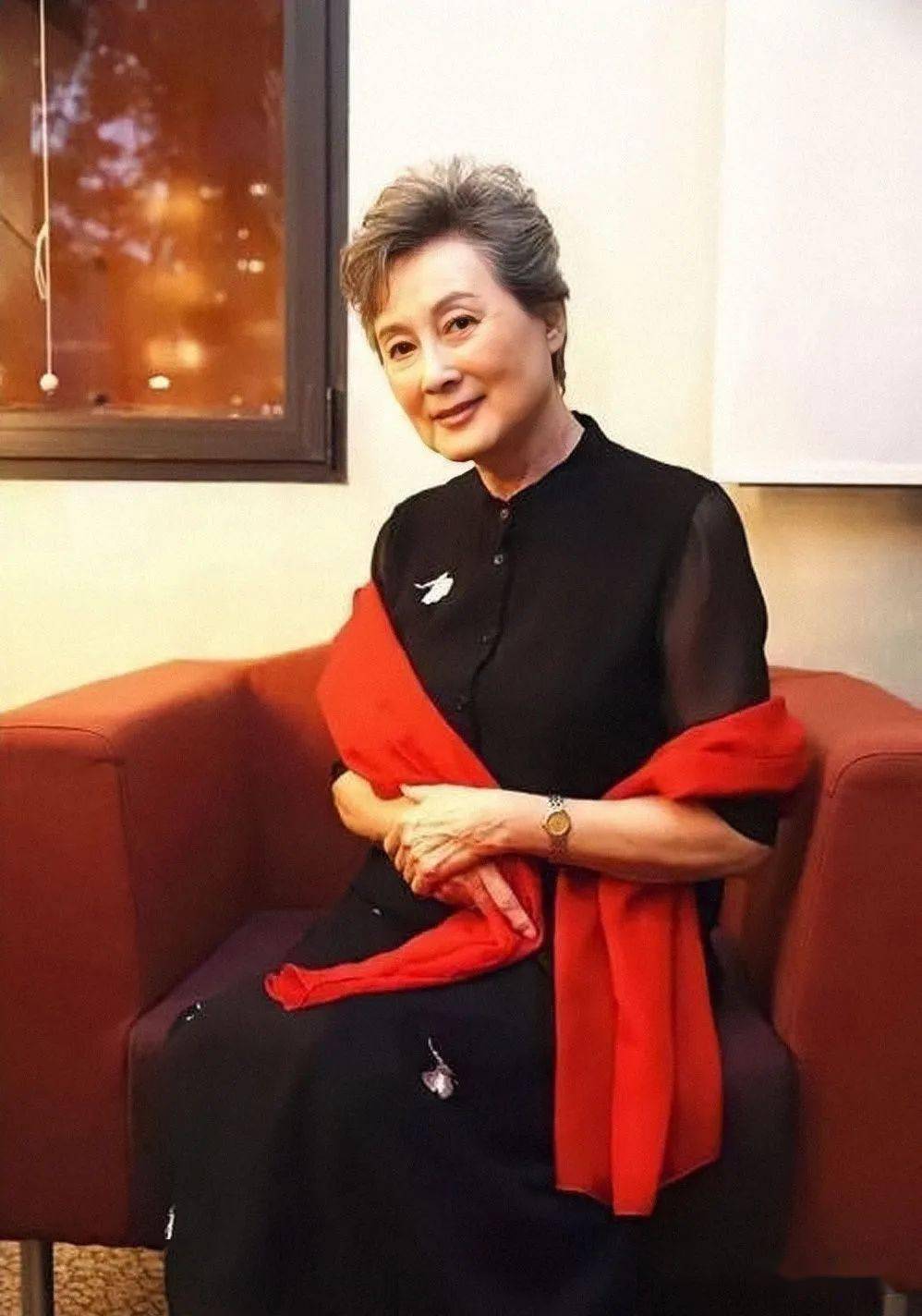 向梅老师的穿搭凸显时尚真是美了一辈子