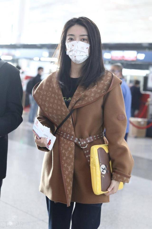 梁洁穿棕色外套搭配休闲裤现身机场长发飘飘气质温婉