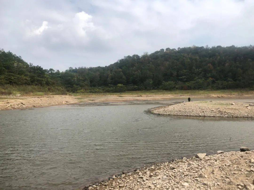 温岭水库告急湖漫水库部分河床已露底请大家节约用水