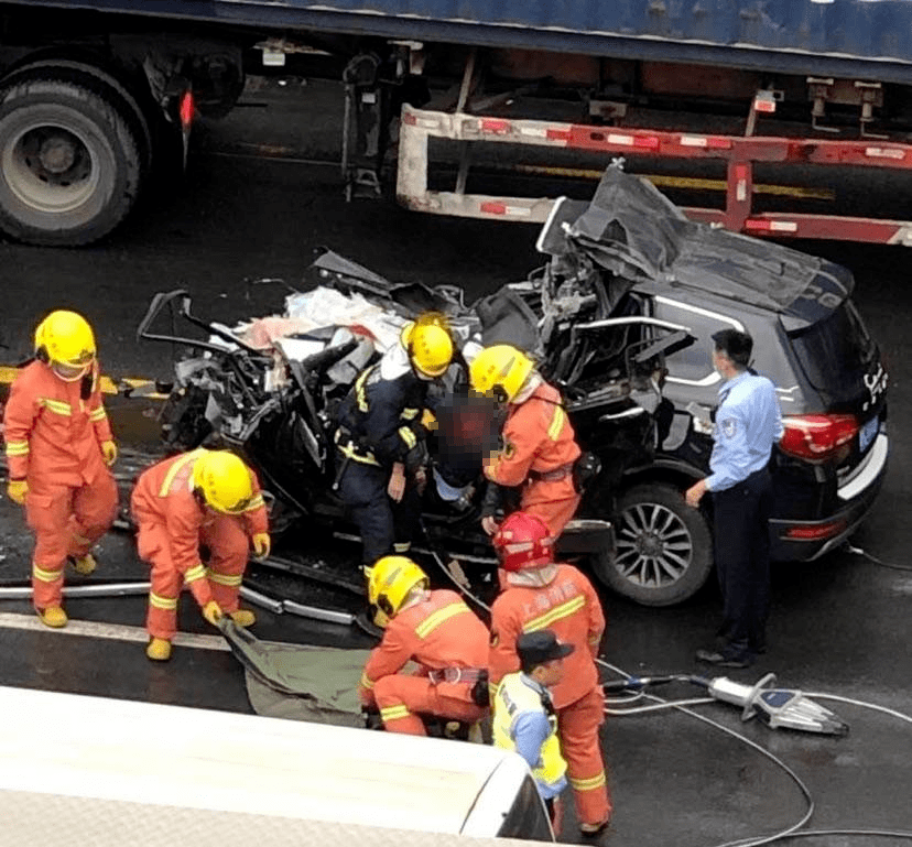 上海一suv追尾卡车直接被撞扁,驾驶员当场死亡……