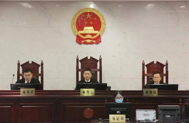 防城港市原纪委副书记,监察局原局长姚佩衡涉黑"保护伞"案在桂林开审