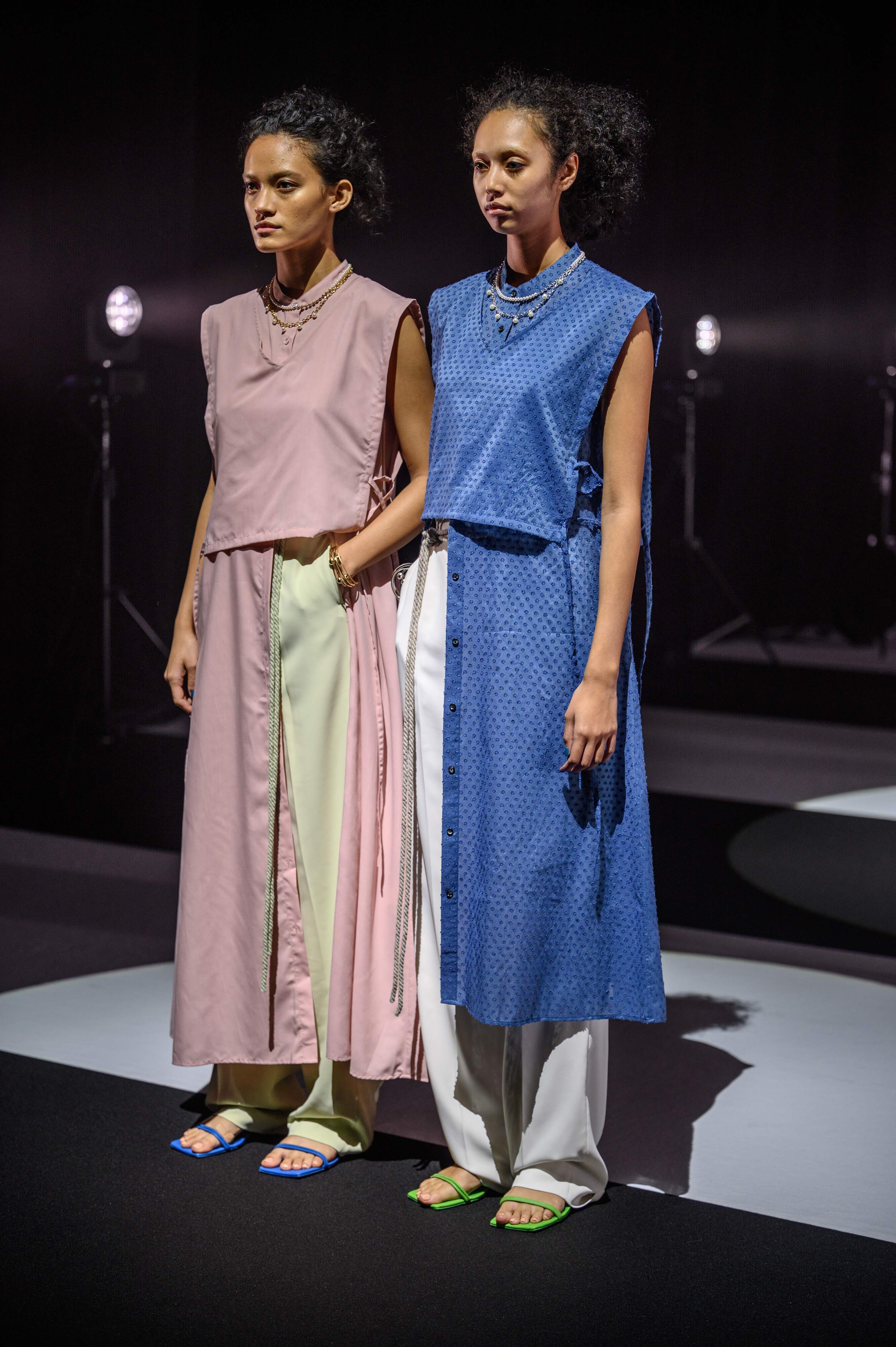 新华社/法新新华社/欧新10月15日,在日本东京时装周上,模特展示hare