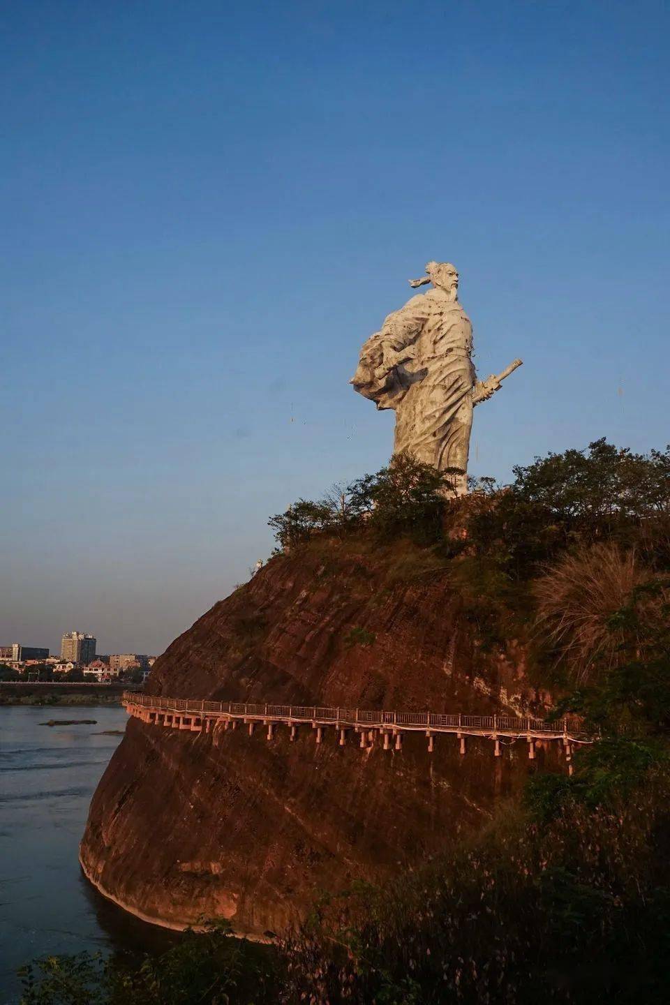 山崖栈道反映辛公的文化墙眺望九狮大桥晨光初照文化园江边的建筑辛园