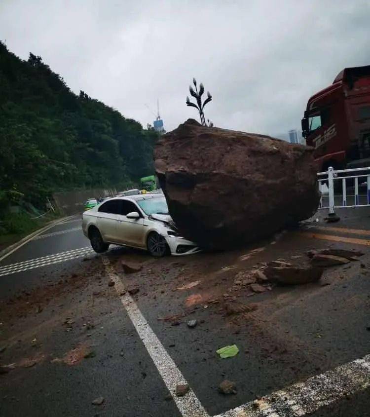 白塔山下巨石滚落砸中过路汽车这几条线路临时调整