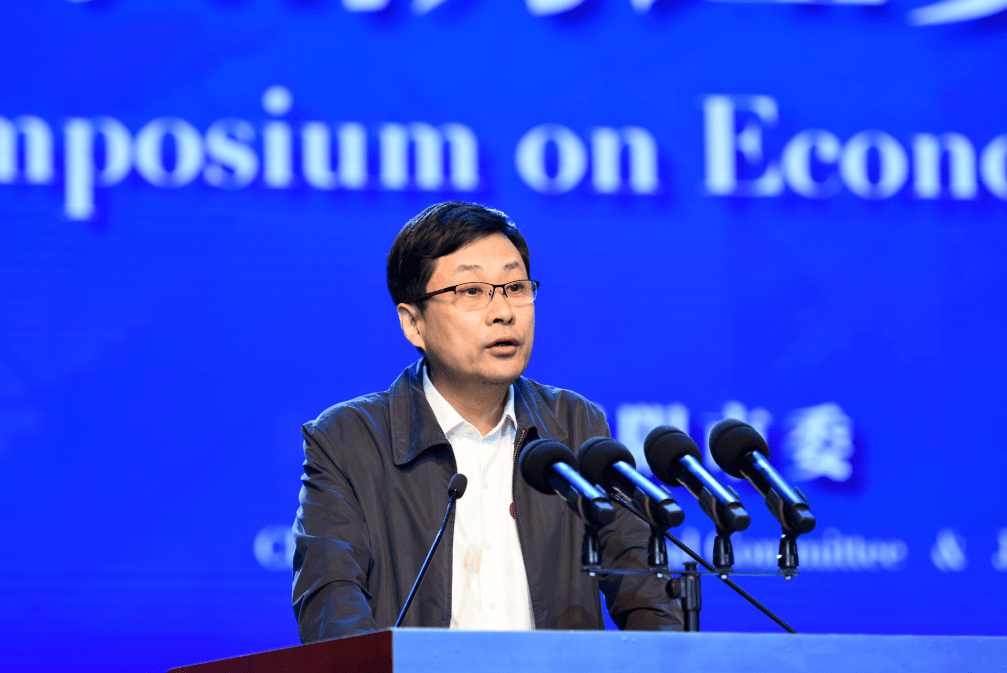 会上,许峰为江阴城市发展顾问颁发了聘书.