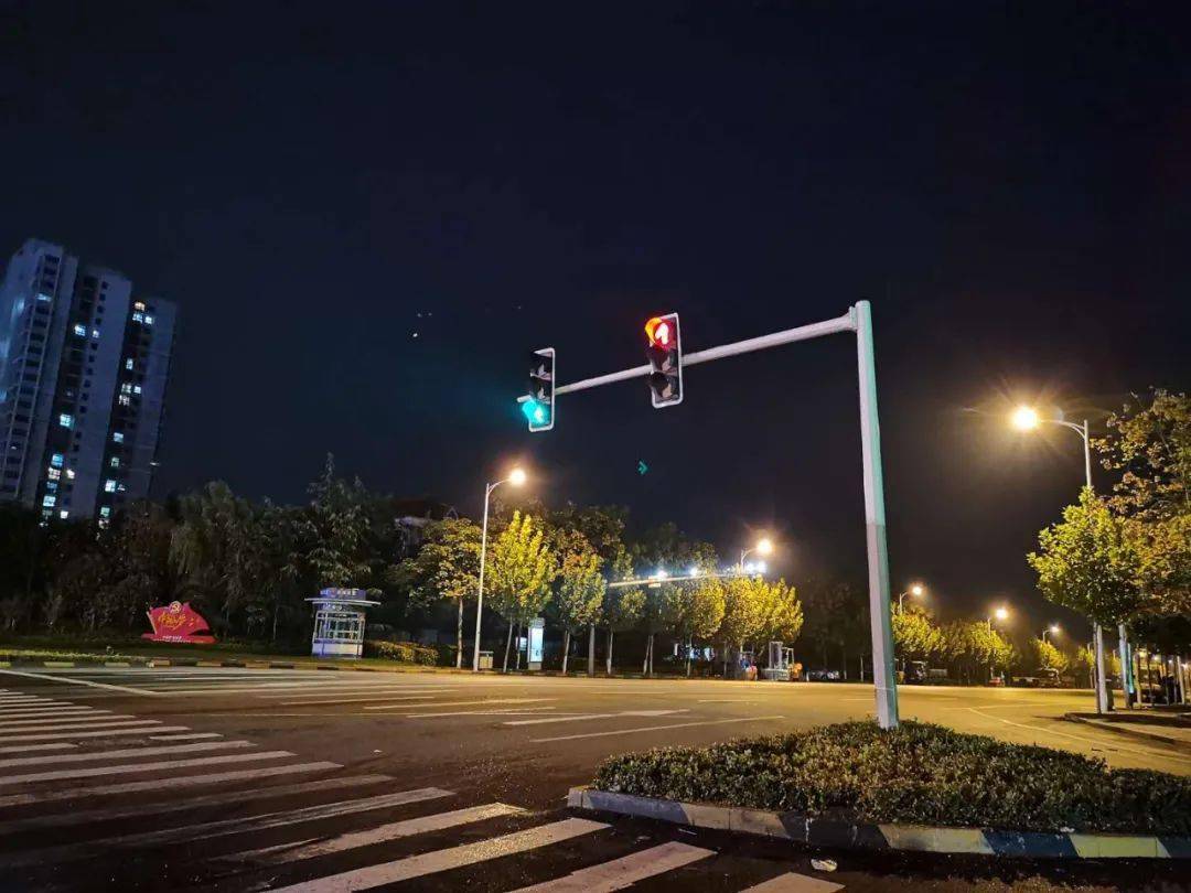 网友留言:永福南路锦江迎宾馆这个路口东西向的红绿灯是左转直行是一