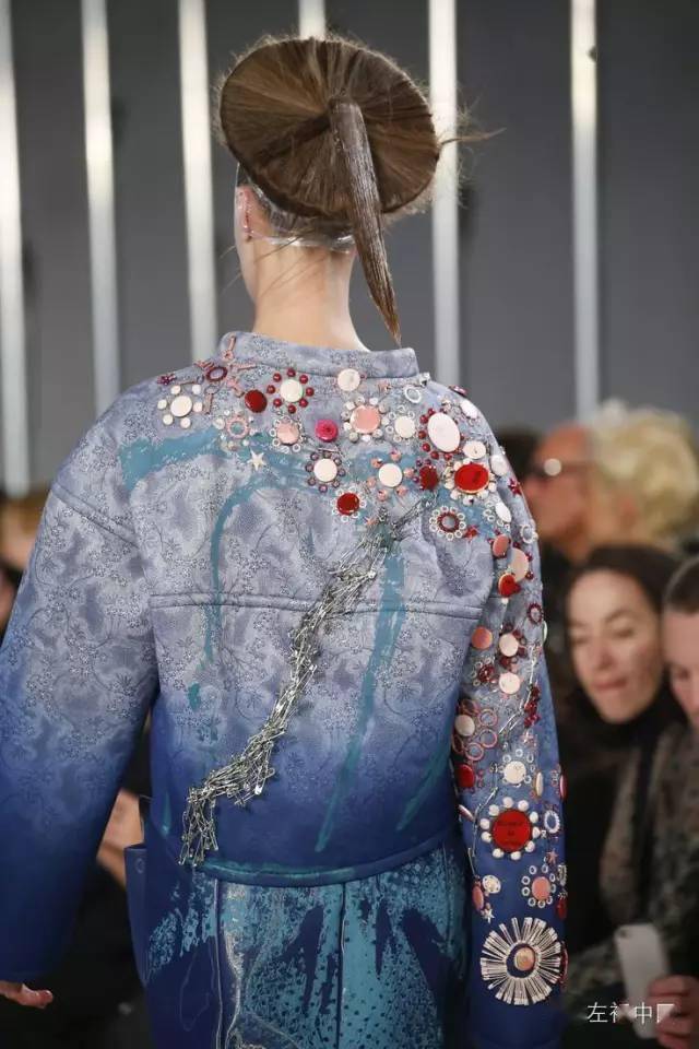 闪耀高定秀场的钉珠刺绣工艺!(1700小时只为做好一件衣服)_服装