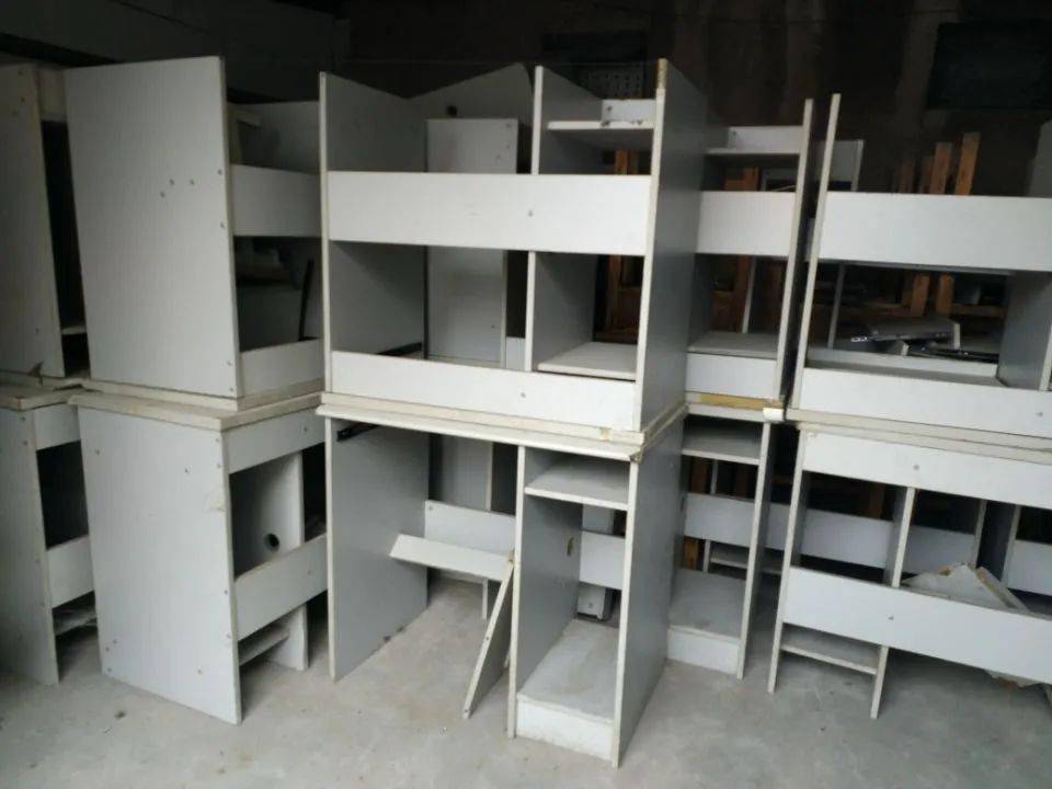 部分图片展示如下:拍卖范围包括部分废旧桌椅,买受人提货时,须先提