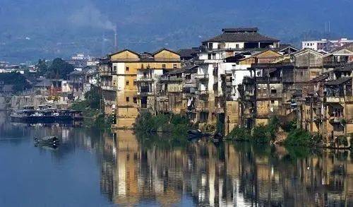 是古时岭南四大古镇文一,松口古镇历史悠久,是有着1200年的古镇,素有"