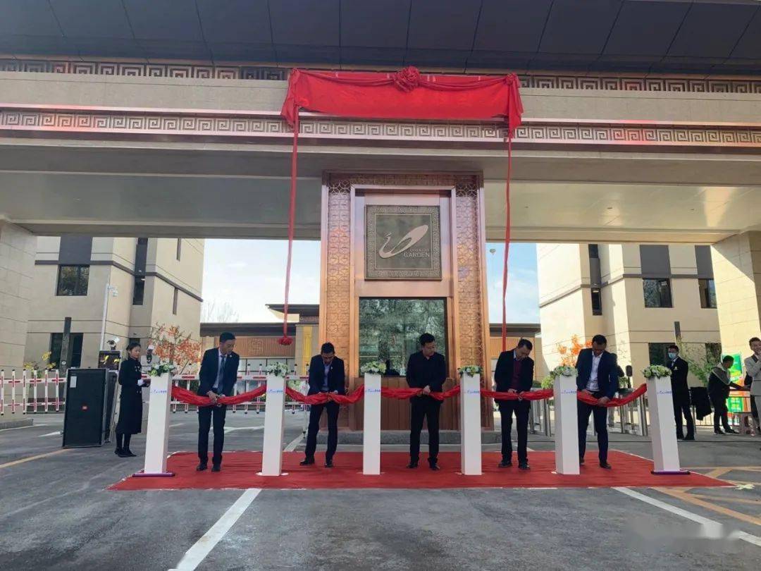 中,记者与德令哈市民共同见证了"德令哈碧桂园实景示范区开放仪式"