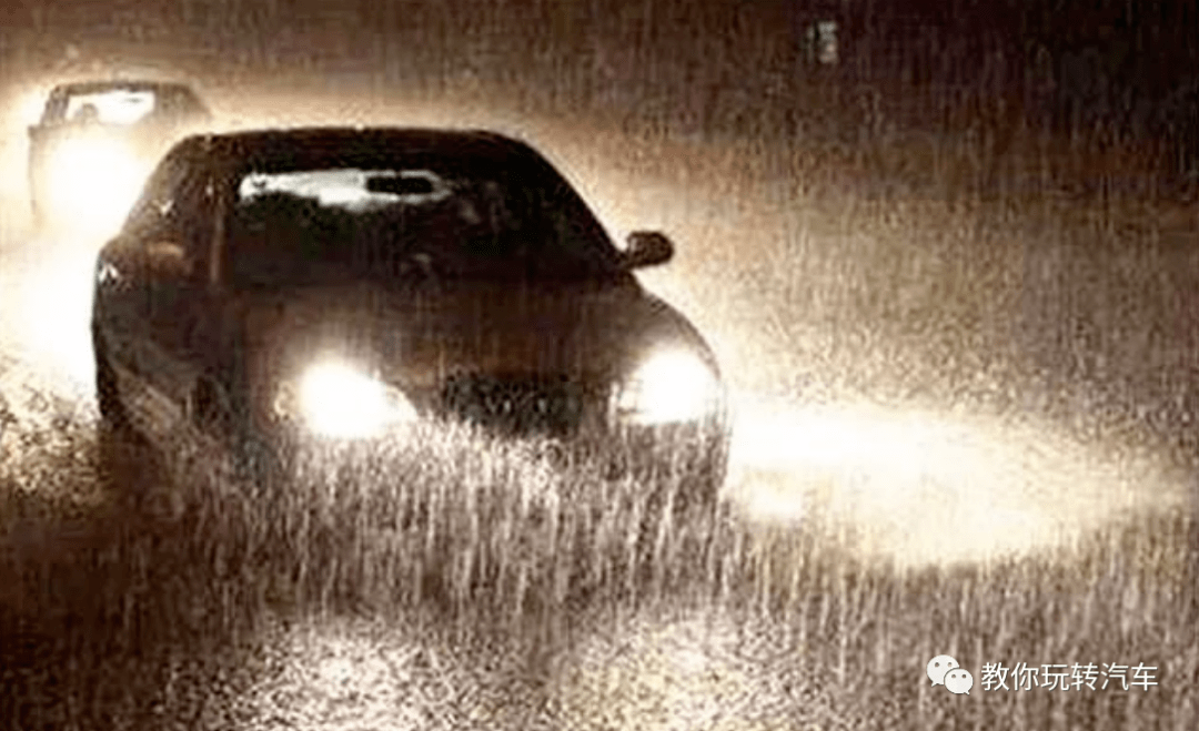 高速开车突遇大暴雨,是停下来还是继续开?交警:这样才能保命!