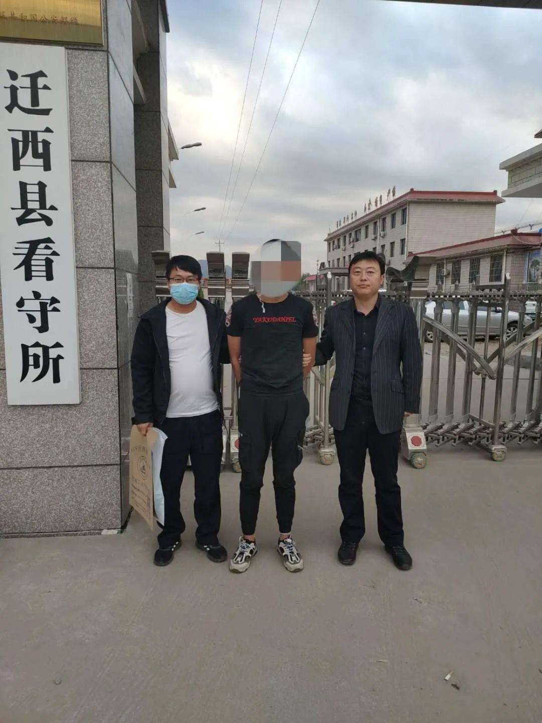 10月5日,迁西县公安局刑警大队接到群众梁某报警称:其装有银行卡