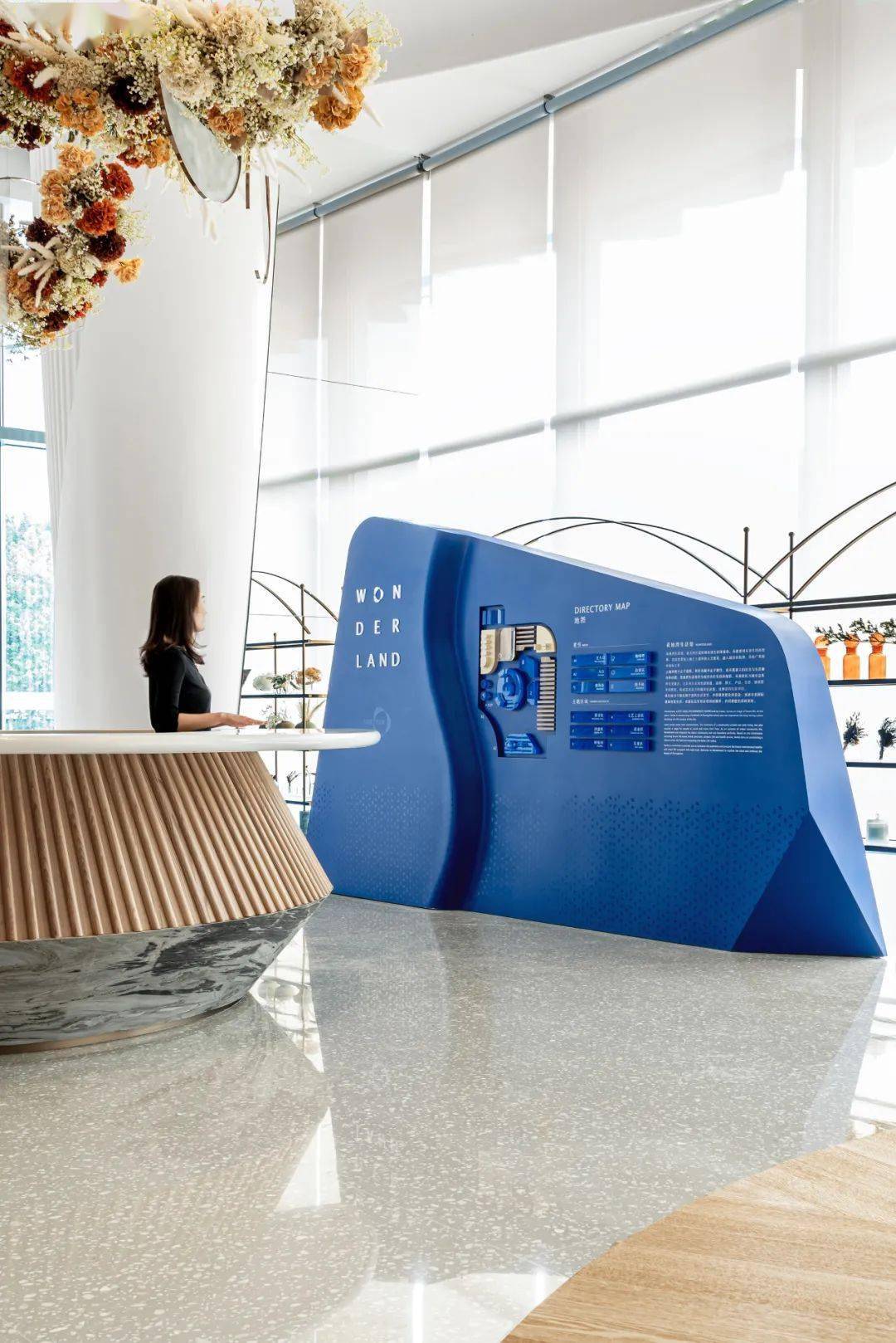 "作为概念进行衍生,围绕空间场景中的主题蓝色调,衍生出空间导视系统