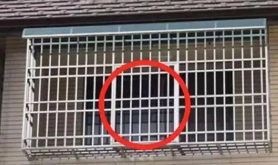 你家的防盗窗上有这个开口吗关键时刻可保命