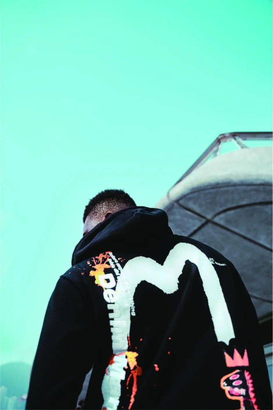 极具街头潮流感与evisu的大m融合彰显着叛逆和玩味笔触狂乱且色调饱和