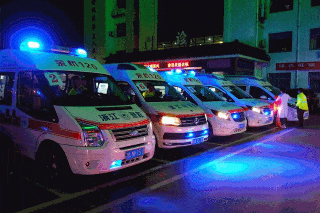 今天凌晨5点,天还未亮,转移患者的9辆救护车,4辆转运公交车就位,余杭