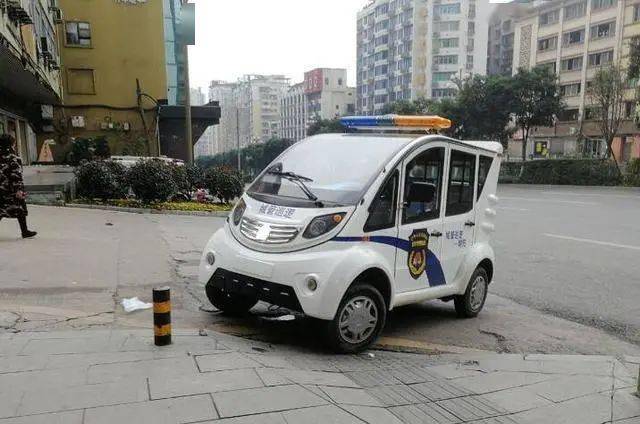 在禁停标识下占道停车达州城管执法电动车违停引质疑