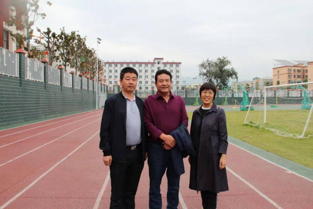 浓浓母校情依依校友心南召一中1988届校友回母校参观