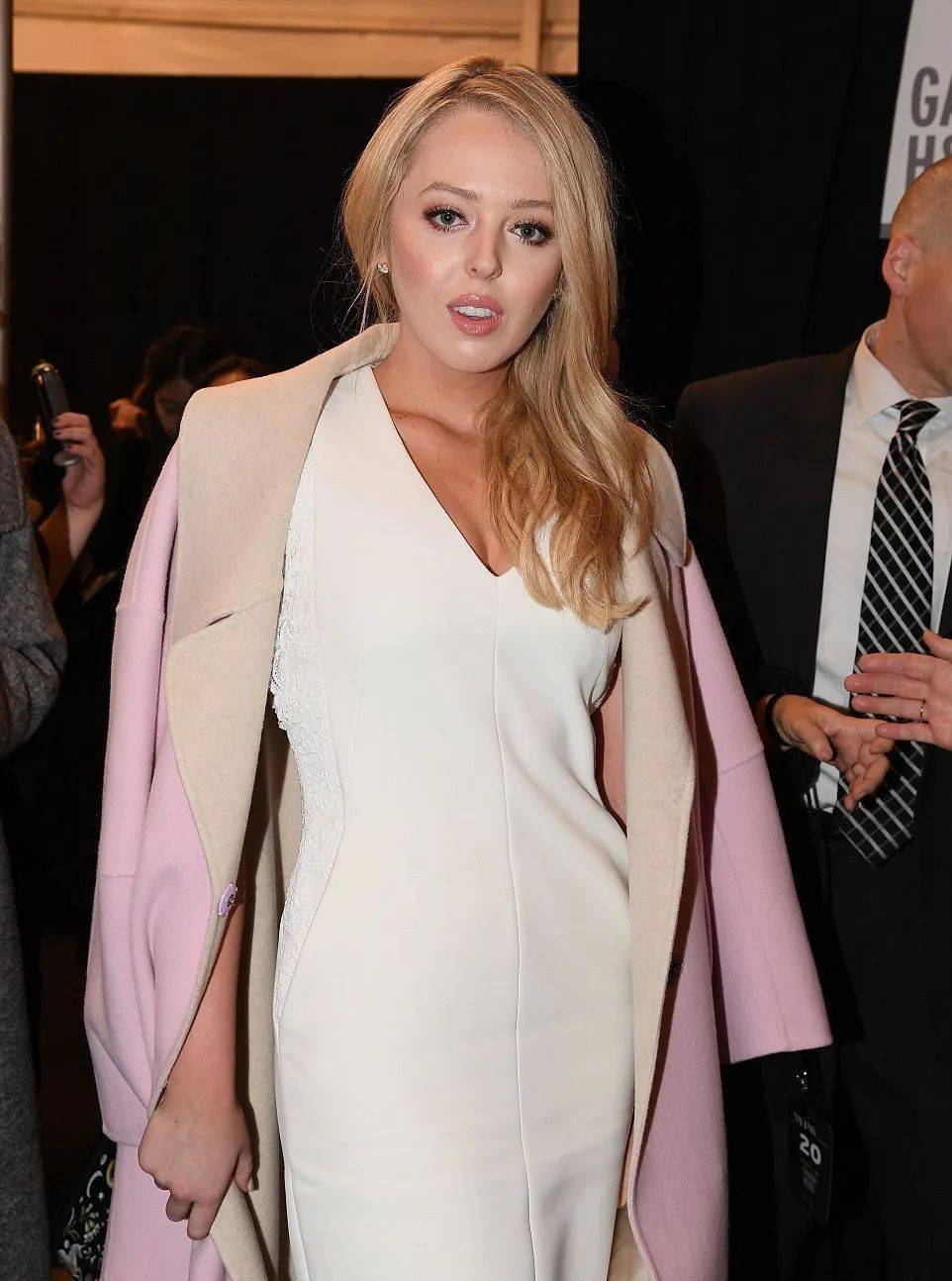 蒂凡尼是川普与二婚妻子玛拉·梅普尔斯(marla maples)所生的,同样