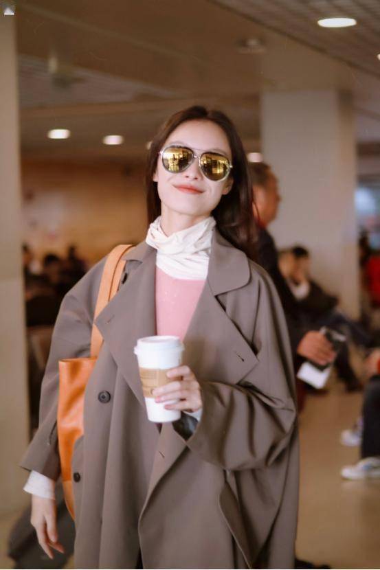 没想到倪妮港味儿穿搭也这么正穿深v领裙装复古短发绝美