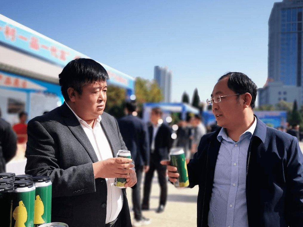 白建峰书记,郭岁威主任到各镇办扶贫产品展销区支持扶贫产品消费