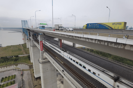 公路,铁路并行的沪苏通大桥