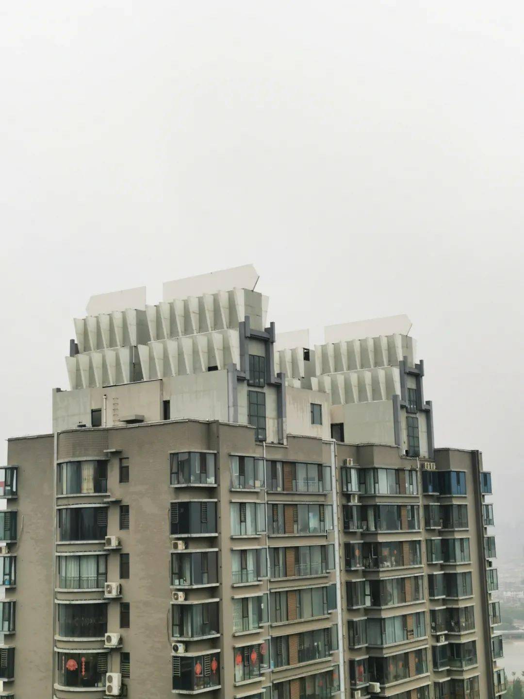 楼顶皇冠造型已经修复完毕