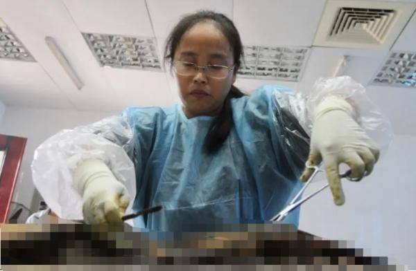 17年江西九江最美女法医用解剖刀破译死亡密码