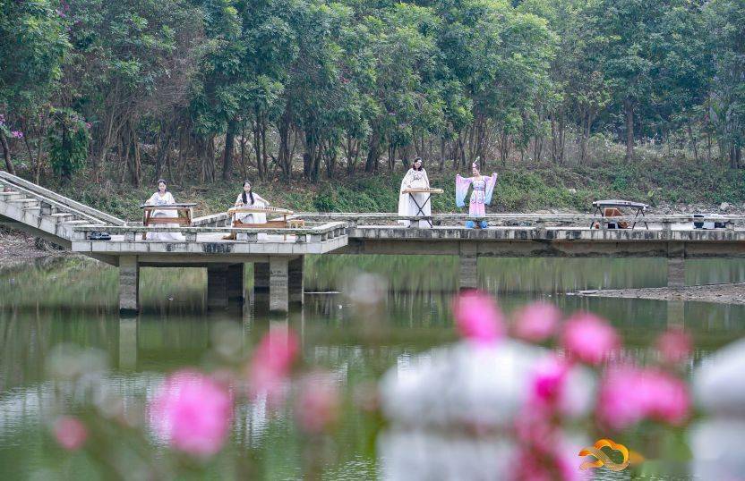 是廣州第一個以桃花為主題的公園為此,村內還修有石馬桃花公園而遠近