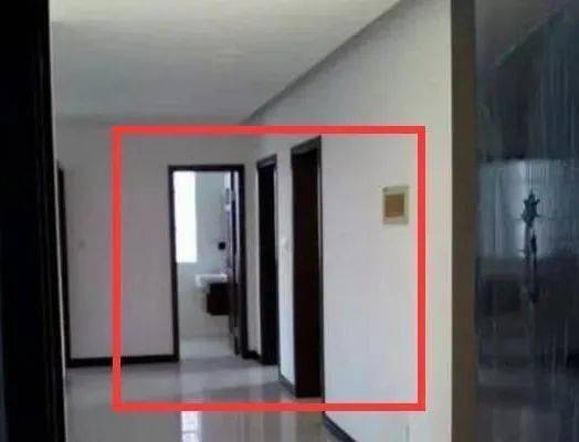 三,大门对着厕所,主身体不好,常年吃药不断,无论前门或后门,切忌门开