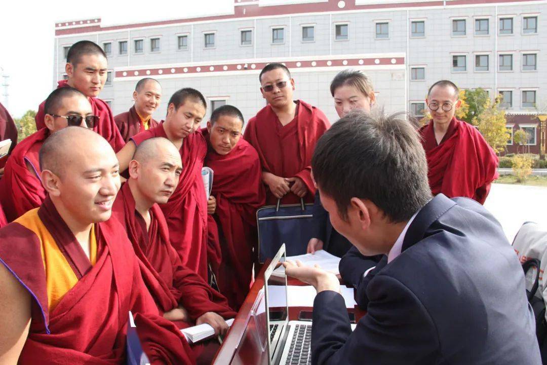 67青海省宗教活动场所法治宣讲团启动暨藏传佛教寺庙学法用法读本