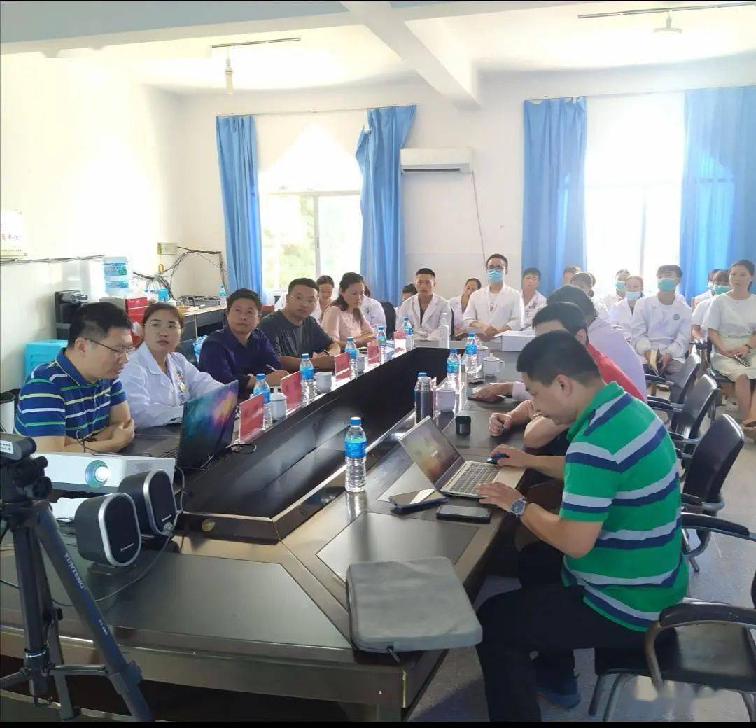 许浩一行到勐桥乡中心卫生院,首先对医院近期各项工作开展情况进行了