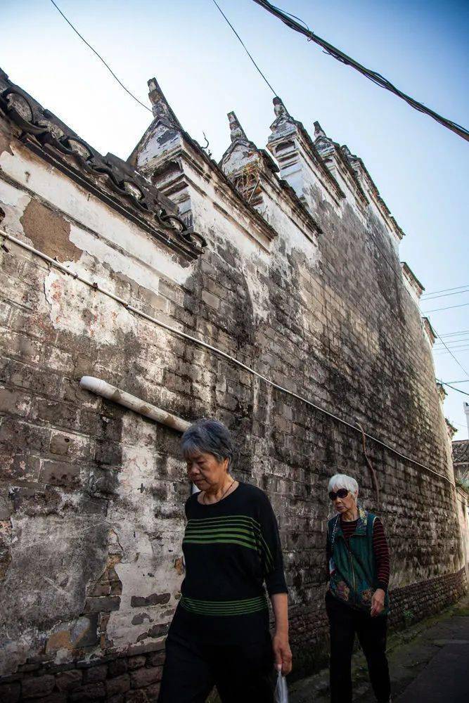 其西面一股高大的马头墙耸然兀立,山墙多至五叠,循屋顶坡度迭落呈水平