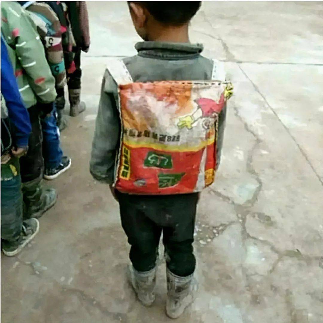 同样因为家里穷而自制书包一个孩子自卑另一个孩子却自信