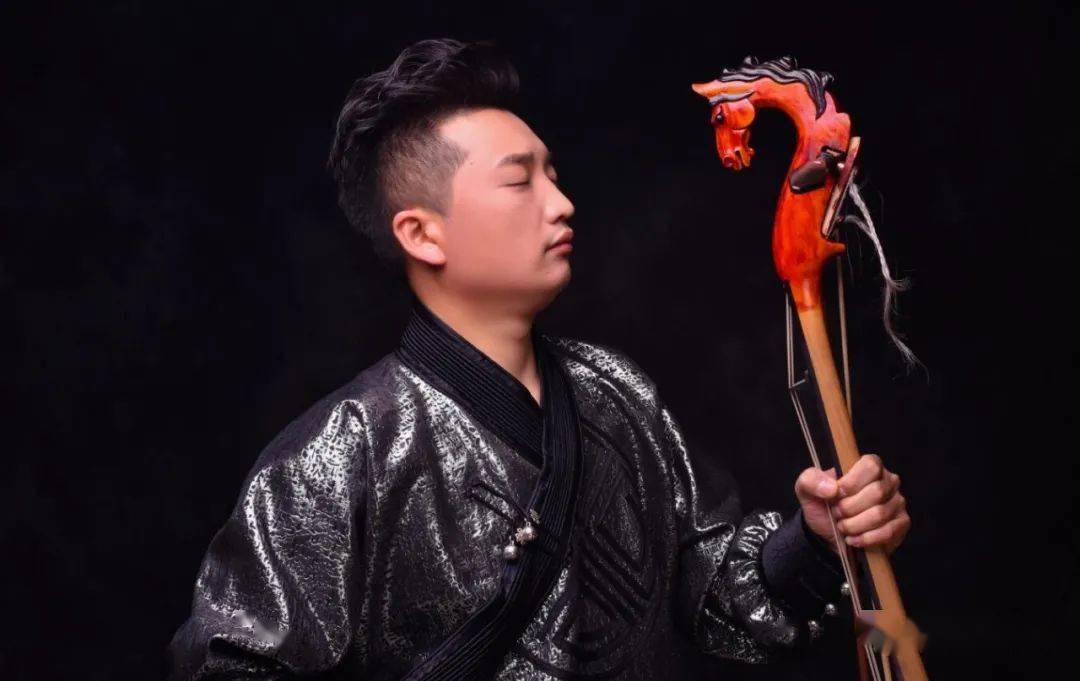 不断练习,对音乐有特别的领悟,在偶然机会认识乌兰牧骑演员赛音毕力格