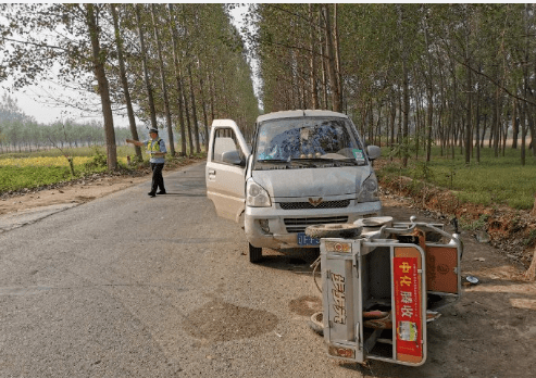 当心面包车着急回家行至夏邑一村庄路口时酿车祸