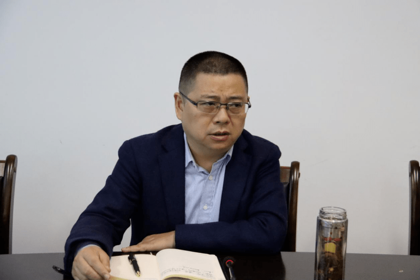 会上,赵坤军认真听取了绿色装配式建筑产业园规划建