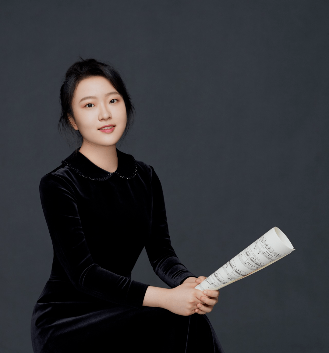 何婧夷,17岁,出生辽宁锦州,师从中央音乐学院附中张晋教授,现为中央