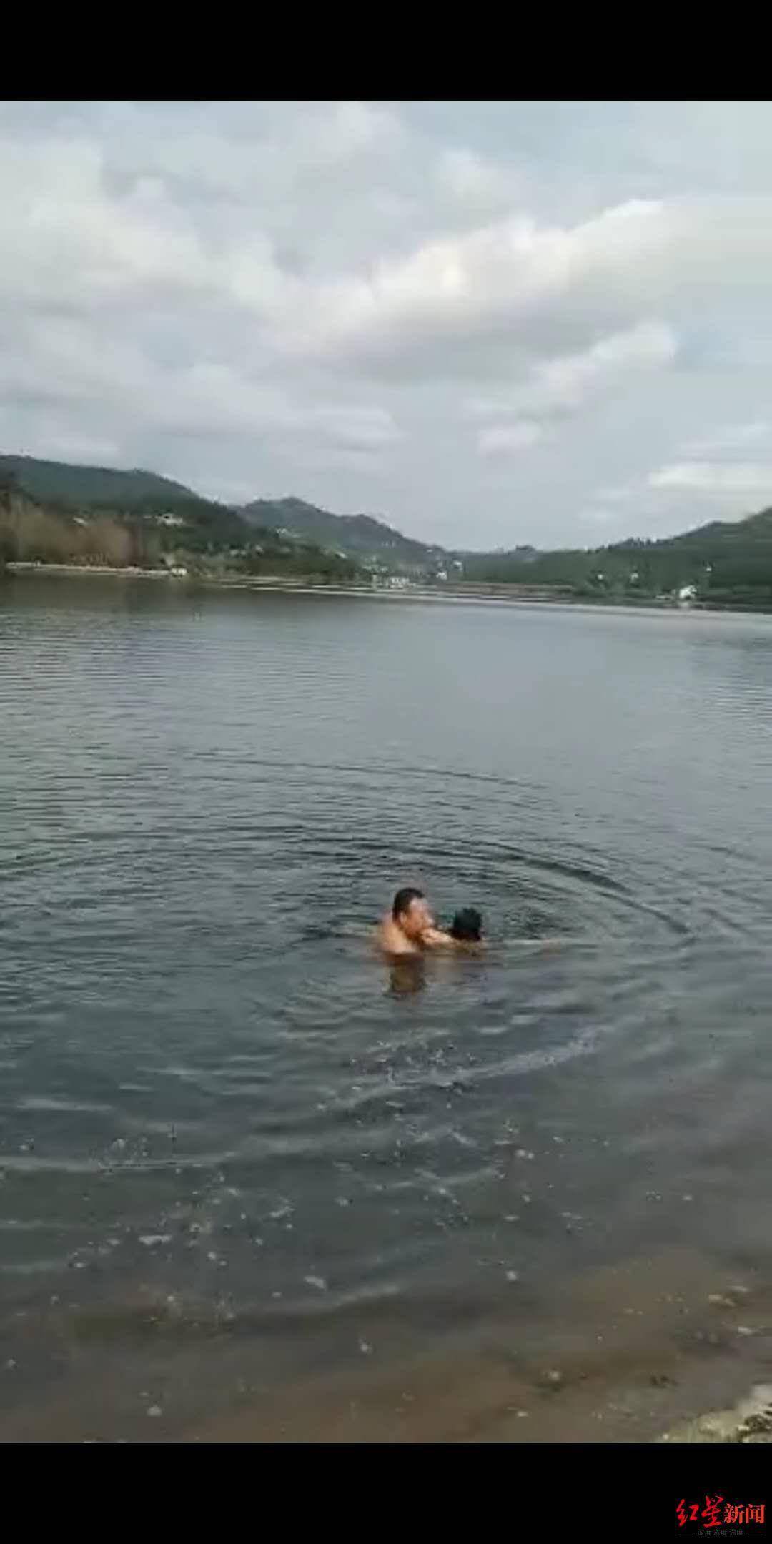 辅警跳入寒冷湖水中挽救轻生女子在场只有我会游泳救人最要紧