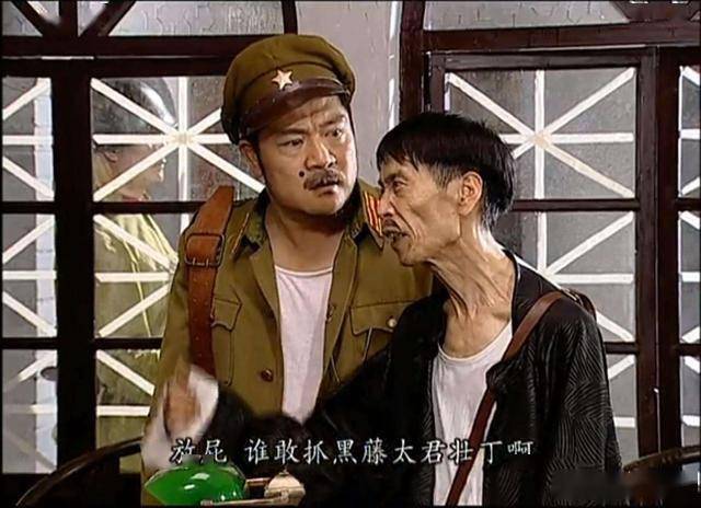 另外从身份上来说,贾队长也是个小的.