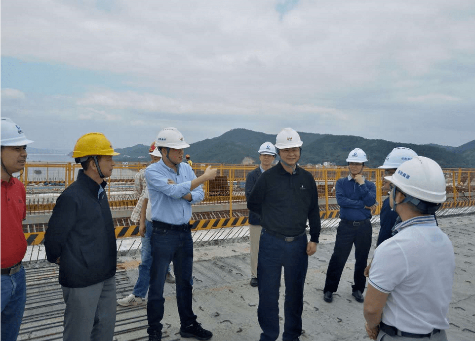 市交通运输局局长吴冠儒,市公路局局长许志强带队到怀阳高速肇庆段