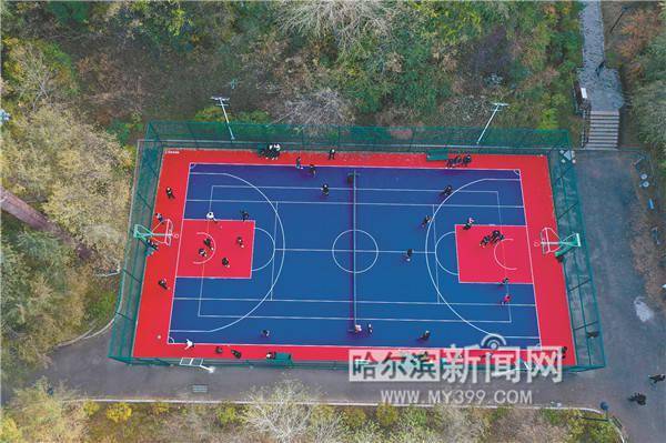 近日,香坊区劳动公园为市民提供的免费篮球场和五人制笼式足球场正式