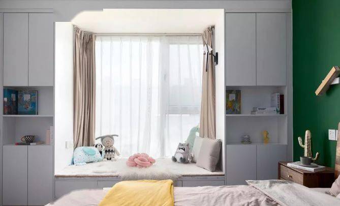 现在年轻人都喜欢这样设计卧室飘窗临窗听雨喝茶小憩好不惬意