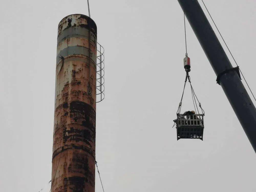 【安全生产】市城管执法局拆除高60米烟囱