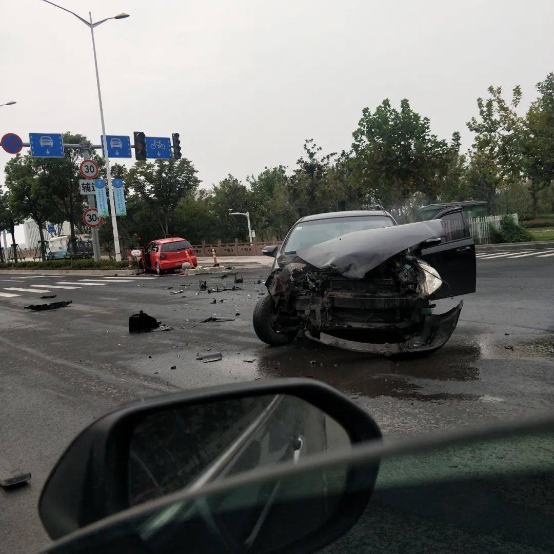 震裂石墩紹興鏡湖發生嚴重車禍現場慘不忍睹車牌都撞沒了